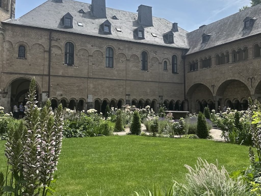 Bonn_castle_courtyard_web